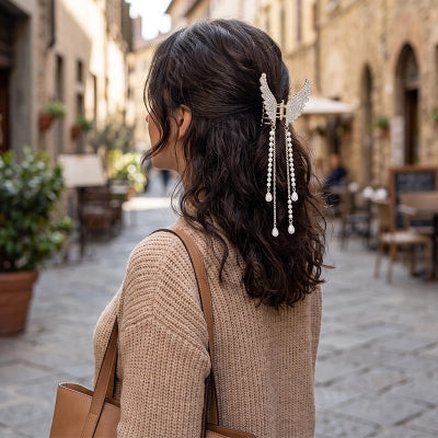 Pince à cheveux Ailes Scintillantes sur cheveux bruns ondulés