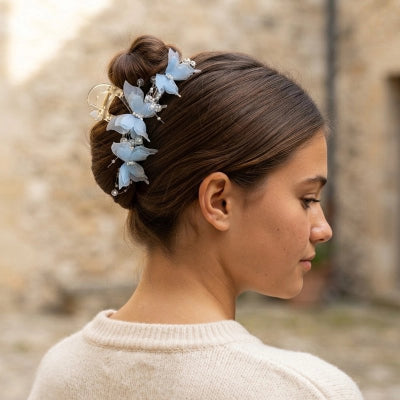 Pince à cheveux  Éclat Papillon bleue sur un chignon