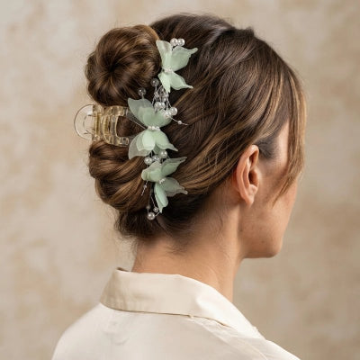 Pince à cheveux  Éclat Papillon vert menthe sur chignon