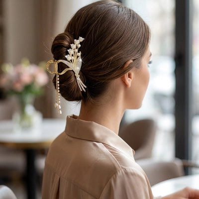 Pince à cheveux  Fleurs Perlées sur  chignon bas