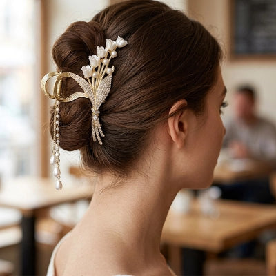 Pince à cheveux  Fleurs Perlées sur  chignon elegant