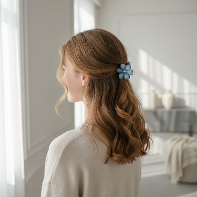 Pince cheveux fleur Mini Romantique bleue sur adolescente