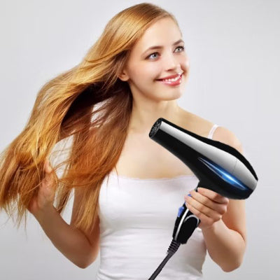 Sèche-Cheveux PowerDry Pro femme utilisant sèche-cheveux sans effort