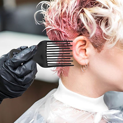 Styliste utilisant afro peigne TexturPro sur cheveux colorés en salon