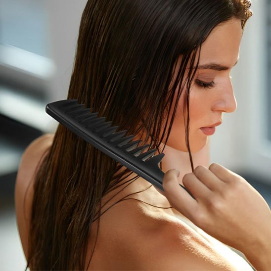 Utilisation peigne DémêlEase cheveux mouillés après shampooing
