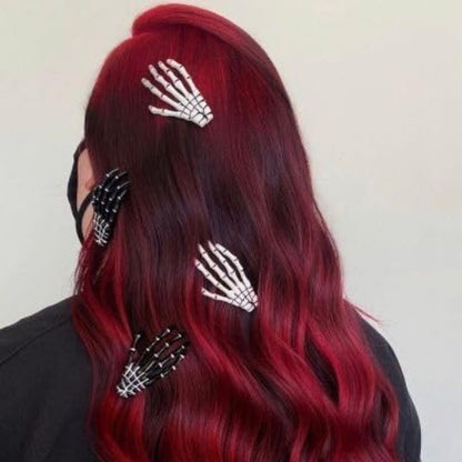 beaute chevelure halloween pince a cheveux mains squelette