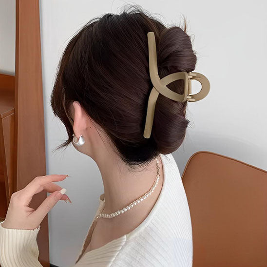 coiffure classe avec pince a cheveux croisee