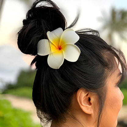 creativite cheveux pince acheveux a fleur Hawaienne