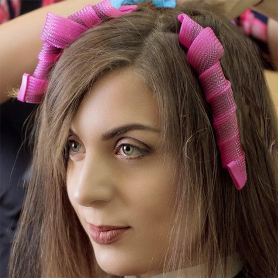 différente longueur boucles volumineuses obtenues avec bigoudis souples sans chaleur