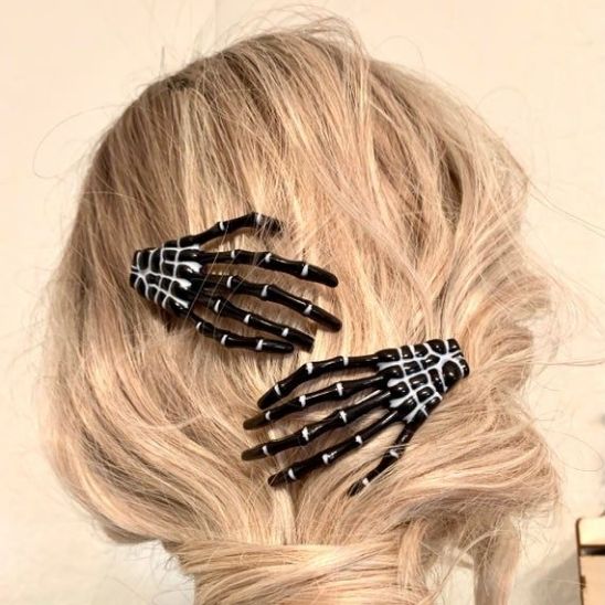 fans horreur pince a cheveux mains squelette