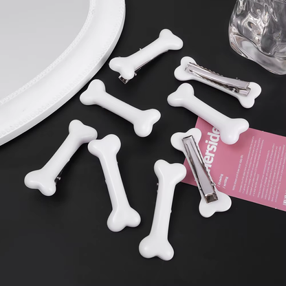 Barrettes cheveux en forme d'os blanches, vues de face et de dos avec clips métalliques