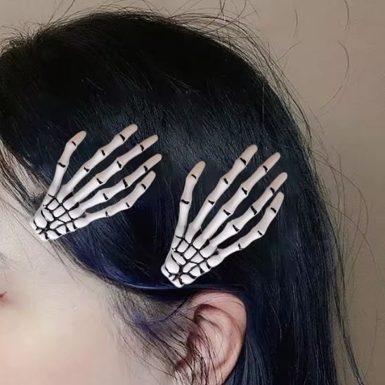 jolie coiffure originale pince a cheveux mains squelette