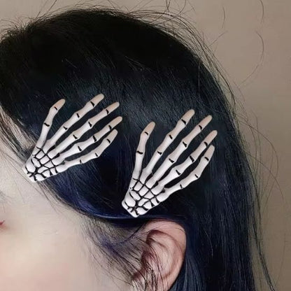 jolie coiffure originale pince a cheveux mains squelette