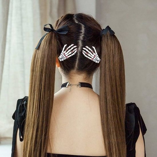 look classique original pince a cheveux mains squelette