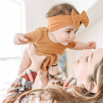 parent soucieux confort bandeau bébé fille noeud mignon