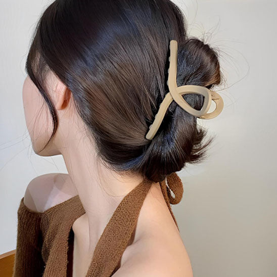 Serenite style avec pince a cheveux croisee