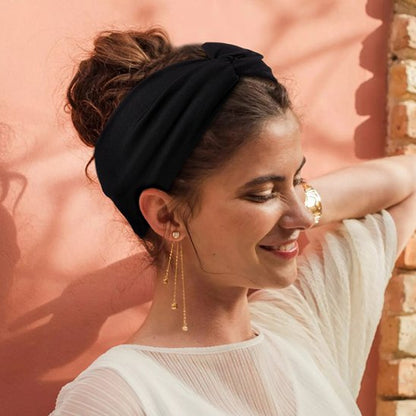 simplicite coiffure impeccable bandeau cheveux Élégance Nouée