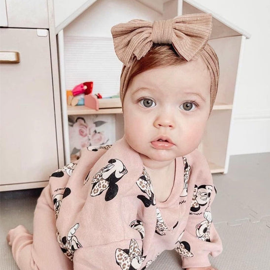 style tenue simple bandeau bébé fille noeud