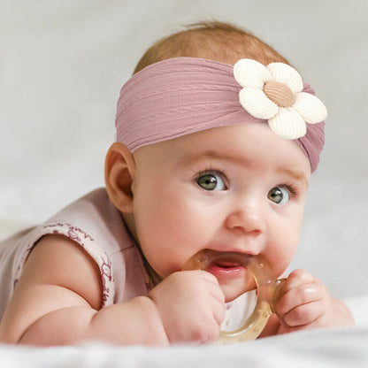 tete delicate nouveau-ne bandeau bébé fille 